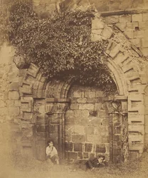 Kirkstall Abbey. Dörröppning på norra sidan, 1850-tal.