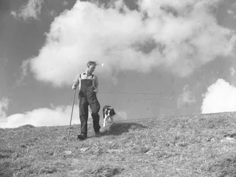 En herde och hans vallhund ute och promenerar i Martindale