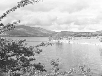 Utsikt över Crummock Water med fjällen i bakgrunden