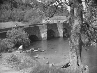 Floden och bron vid Newby Bridge