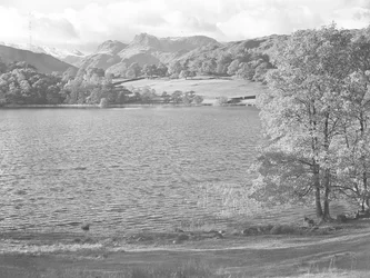 Utsikt över Loughrigg Tarn, fjällen i bakgrunden