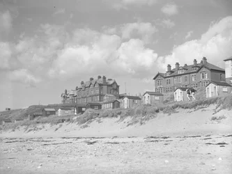 Utsikt från Silloth-stranden över strandhytter och hus längs havet; havslandskap;front
