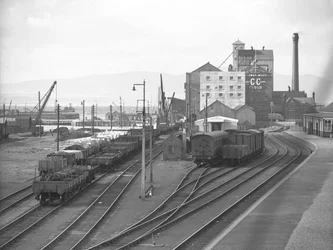 Vy över frakt- och godsvagnar på sidospår vid Silloth docka