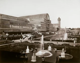 Crystal Palace i London: trädgårdarna och fontänerna, ca 1870 (s/v foto)