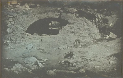 Athènes. T.[emple] de Min.[erve] Poliade (1er plans) / [Cisternöppning vid foten av Erectheion, Akropolis, Aten].