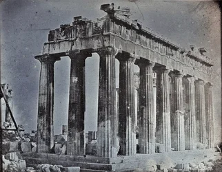 Fasad och norra kolonnaden på Parthenon på Akropolis i Aten