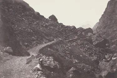 Saint-Sauveur. Sentier du chaos conduisant à Gavarnie (Saint-Sauveur. Vägen till kaos som leder till Gavarnie),1853 (foto)