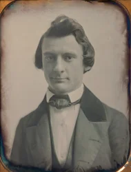 Ung man i tredelad kostym och fluga, 1850-talet. Skapare: Josiah Johnson Hawes, Albert Sands Southworth.