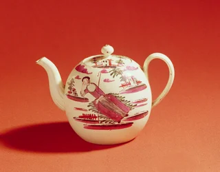 Shepherdess tekanna, dekorerad av David Rhodes, ca 1770 (creamware)
