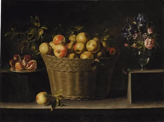 Äpplen i en korg, ett öppnat granatäpple på en silvertallrik och rosor, iris och andra blommor i en glasvas, på en stenavsats