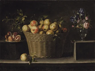 Äpplen i en flätad korg, ett granatäpple på en silverfat och blommor i en glasvas