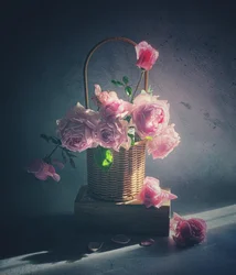 Korg med rosa rosor