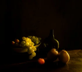 Stilleben med mörka frukter