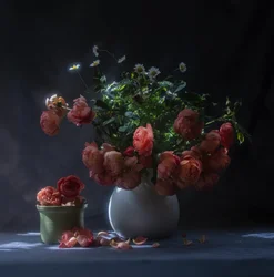 Stilleben med stämningsfulla rosor