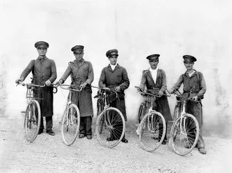 De "fem musketörerna" i Spoleto, skadedjursbekämpare, ca 1930 (silvergelatintryck)