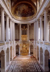 Utsikt över det kungliga kapellet gjort av Hardouin-Mansart 1709 och invigt av kardinal Noailles 1710. Versailles slott