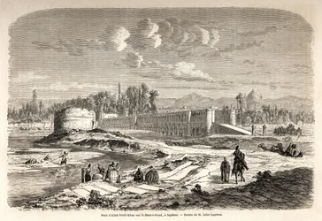 Bron Allah Verdi Kahn, erige omkring 1608, i Isfahan (eller Isfahan) (Iran), är både en övergångspunkt för att korsa floden Zend e Roud, men också en damm för att reglera flodens lopp, med en Talar, eller kiosk av speglar, där den persiske härskaren kunde 