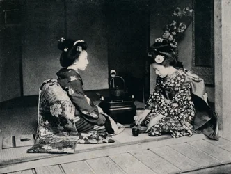 Ceremoniellt te serverat av en härlig ljapansk händer, c1900, 1921.