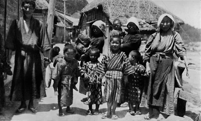 Stor familj av ung fiskare vid Nabuto, med nio barn, c1900, 1921