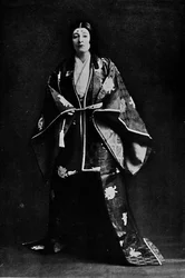 Mrs Charles Burnett i en japansk hovdräkt från 1400-talet. Mrs. Burnetts dikter skrivna i Japa