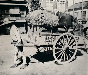Japanerna är inte slavar av ägodelar. De flesta kan flytta hus med handkärra, c1900, 1921.