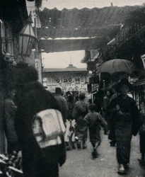 Teatergatan i Kyoto är en av de mest intressanta motorvägarna i världen, c1900, 1921