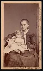 Gruppporträtt av Herman Henry Diebitschs barn, Marie och Josephine Josie, 8 juni 1875.