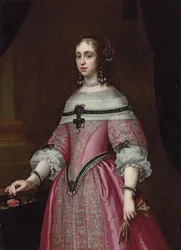 Porträtt av en dam, trekvartslång, i en broderad rosa klänning, utsmyckad huvudbonad och örhängen, med handskar i vänster hand och en ros i höger, en draperad pelare bakom (olja på duk)