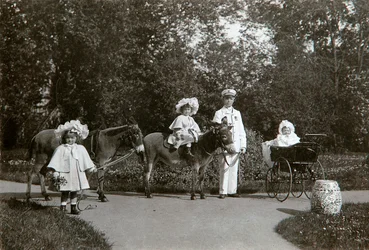Storhertiginnorna Olga, Tatiana och Maria av Ryssland, Tsarskoye Selo, Ryssland, c1899-c1900