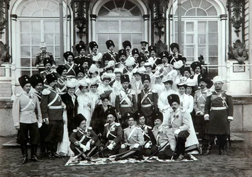 Rysk kejsarfamilj utanför Katarinapalatset, Tsarskoye Selo, Ryssland, tidigt 1900-tal.