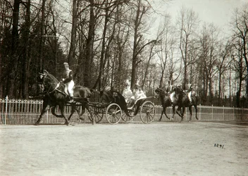 Tsar Nicholas II och Tsarina Alexandra Fyodorovna av Ryssland i en vagn, tidigt 1900-tal