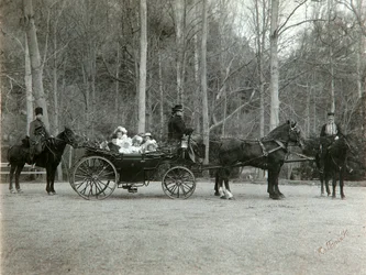Tsar Nicholas II av Ryssland med sin familj i parken Tsarskoye Selo, Ryssland, 1900-talet.