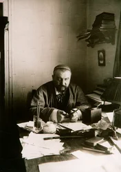 Alexander Kuprin, rysk författare, vid sitt skrivbord, Gatchina, Ryssland, tidigt 1900-tal.
