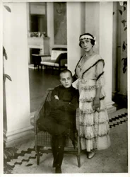 Mathilde Kschessinska 1872-1971 med sin son Vladimir, 1916.