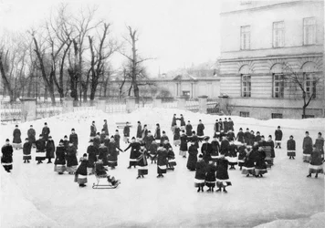 Elever vid Smolny-institutet för ädla jungfrur vid Winter Walk, ca. 1913