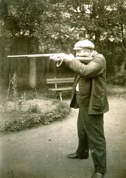 Ryske författaren Alexander Kuprin skjuter, Gatchina, Ryssland, tidigt 1900-tal.
