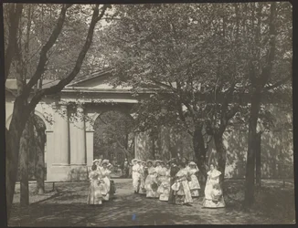 En park vid Smolny-institutet
