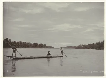 Korsa en flod med en lång timmerbåt Färjeöverfart vid Kreteg (...) (titel på objekt)
