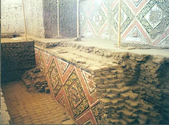 Pyramidens inre, möjligen ett tempelkomplex, byggt av Moche-folket, ca 200-500 e.Kr. (foto) (för detaljer se 138729)