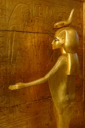 Detalj av gudinnan Selket kring skrinet för kanopiska vaser, trä med stuckatur, förgyllt..., 2009 (foto)