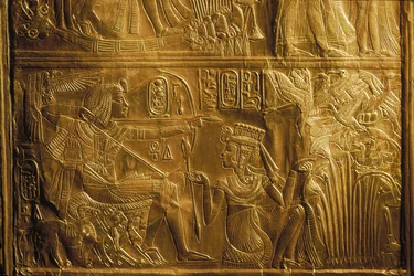 Detalj av fågeljakt med pilbåge på Canopic Shrine, guld, Kung Tutankhamun;..., 2004 (foto)