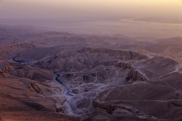 Kungarnas dal i Egypten, nära Luxor, floden Nilen i bakgrunden, Nya riket, Egypten, 2001 (foto)