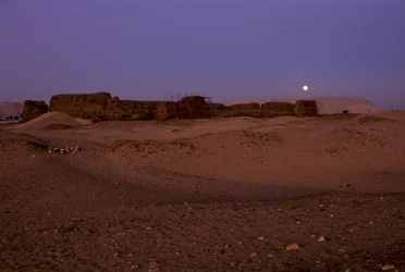 Fullmåne över Shunet i Khasekhemuy, Abydos, Egypten, 2005 (foto)