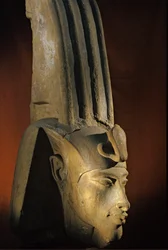 Huvud av kolossalstaty av Akhenaten; Karnak; Atentemplet; Amenhotep IV. Som farao..., 2009 (foto)