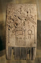 Elfenbenskam tillhörande den tidiga dynastiska härskaren Djer, Abydos, Egypten, 2005 (foto)