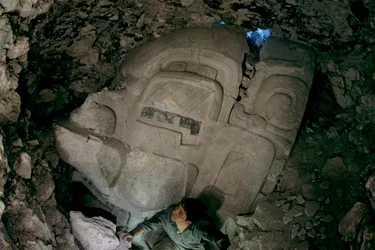 Stor tidig förklassisk mask i stuckatur,Cival, Holmul, Guatemala, Maya, Francisco Estradabelli, 2008 (foto)