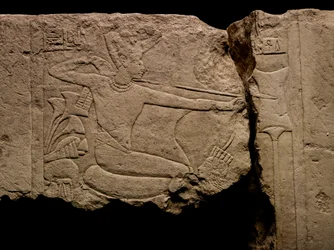 Kalksten från Sakkara av smidande av fiender: 18:e dynastin; Nya riket; Egypten; Tut; Tuta..., 2009 (foto)