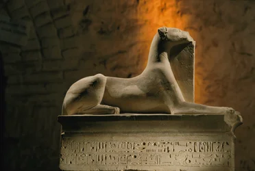 Kalkstensstaty av schakalguden Anubis på en bas formad som en sarkofag..., 2002 (foto)