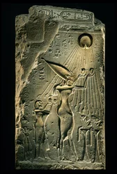 Stele föreställande Akhenaton, Nefertiti och dotter med händerna höjda mot guden Aton, Amarna, 2009 (foto)