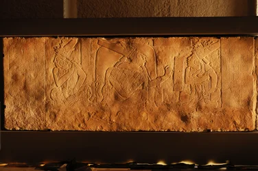 Tempel 19, tronbänk, Palenque, Mexiko, snidning av Akhal Mo Nab, 2005 (foto)